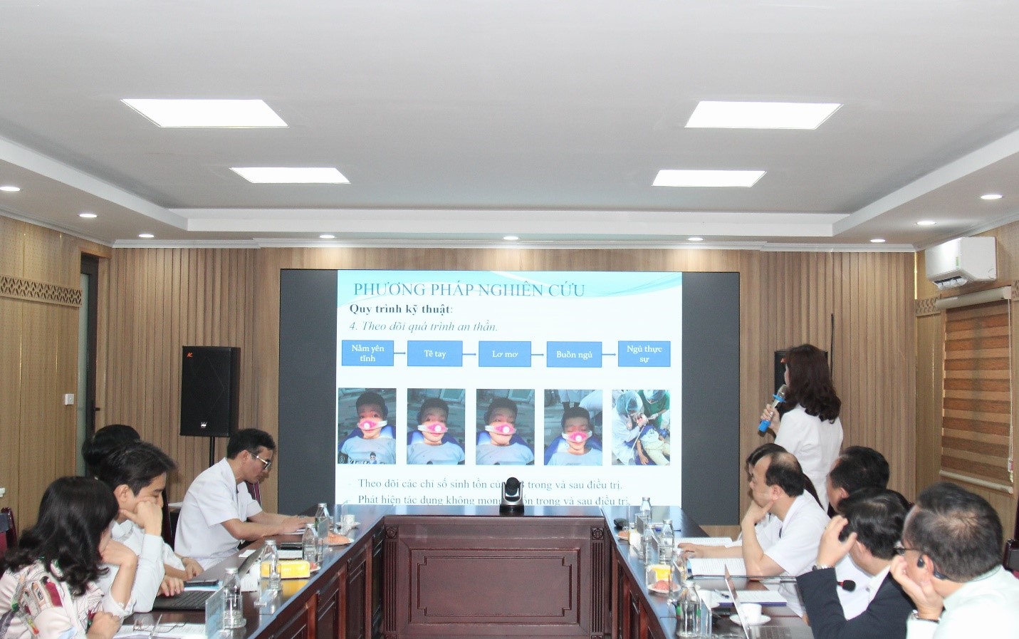 BSCKII. Nguyễn Thị Hạnh, Phó trưởng khoa Răng trẻ em báo cáo về kết quả thực hiện thí điểm kỹ thuật mới